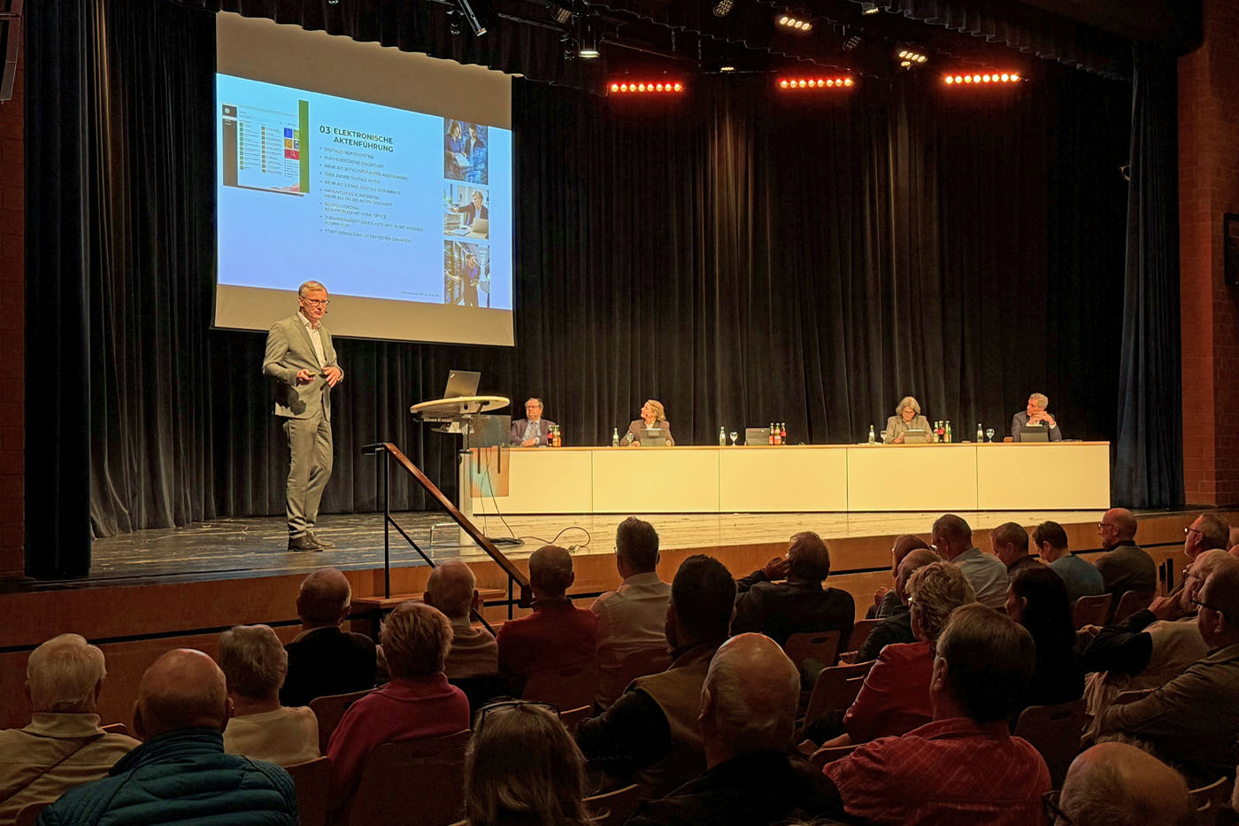 B&uuml;rgermeister Axel Tschersich er&ouml;ffnet die Stadtteilkonferenz im B&uuml;rgerhaus S&uuml;d.