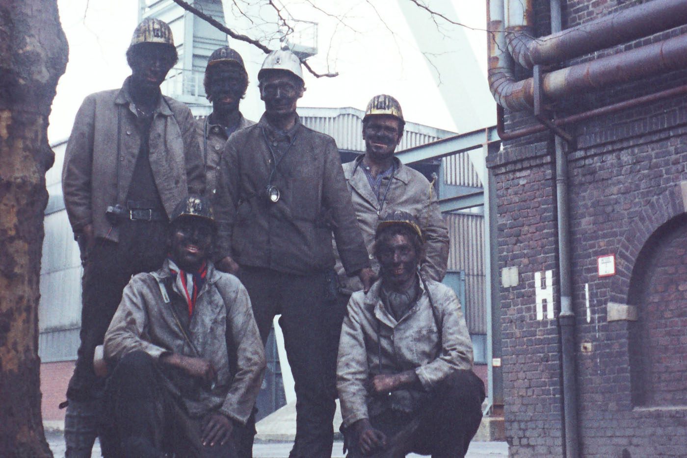 Bergleute vor Schacht 3 nach der Ausfahrt.