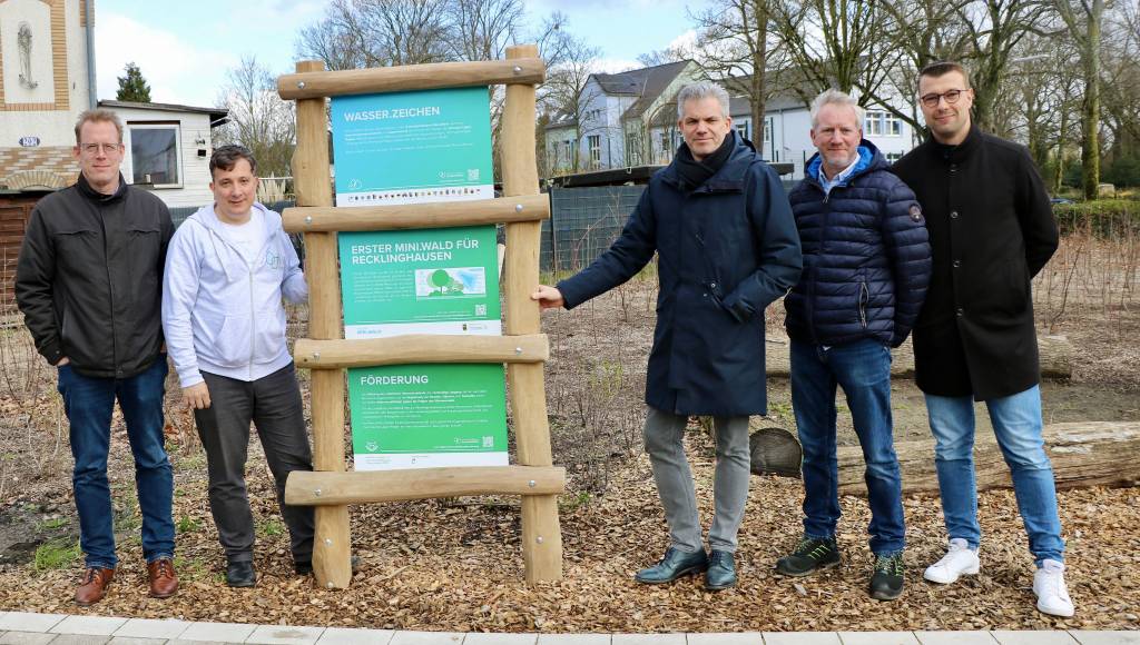 Bei der Einweihung des Wasser.Zeichens (v.li.): Stefan Frackowiak (Abteilungsleiter Klima, Umwelt, Nachhaltigkeit und Stadtgr&uuml;n bei der Stadt RE), Andreas Giga, (Leiter der Serviceorganisation der Zukunftsinitiative Klima.Werk bei Emschergenossenschaft/Lippeverband), Dezernent Axel Fritz, Michael Godde (Stra&szlig;enbau Stadt RE) und Klimaanpassungsmanager Felix Sprenger. Foto: Stadt RE