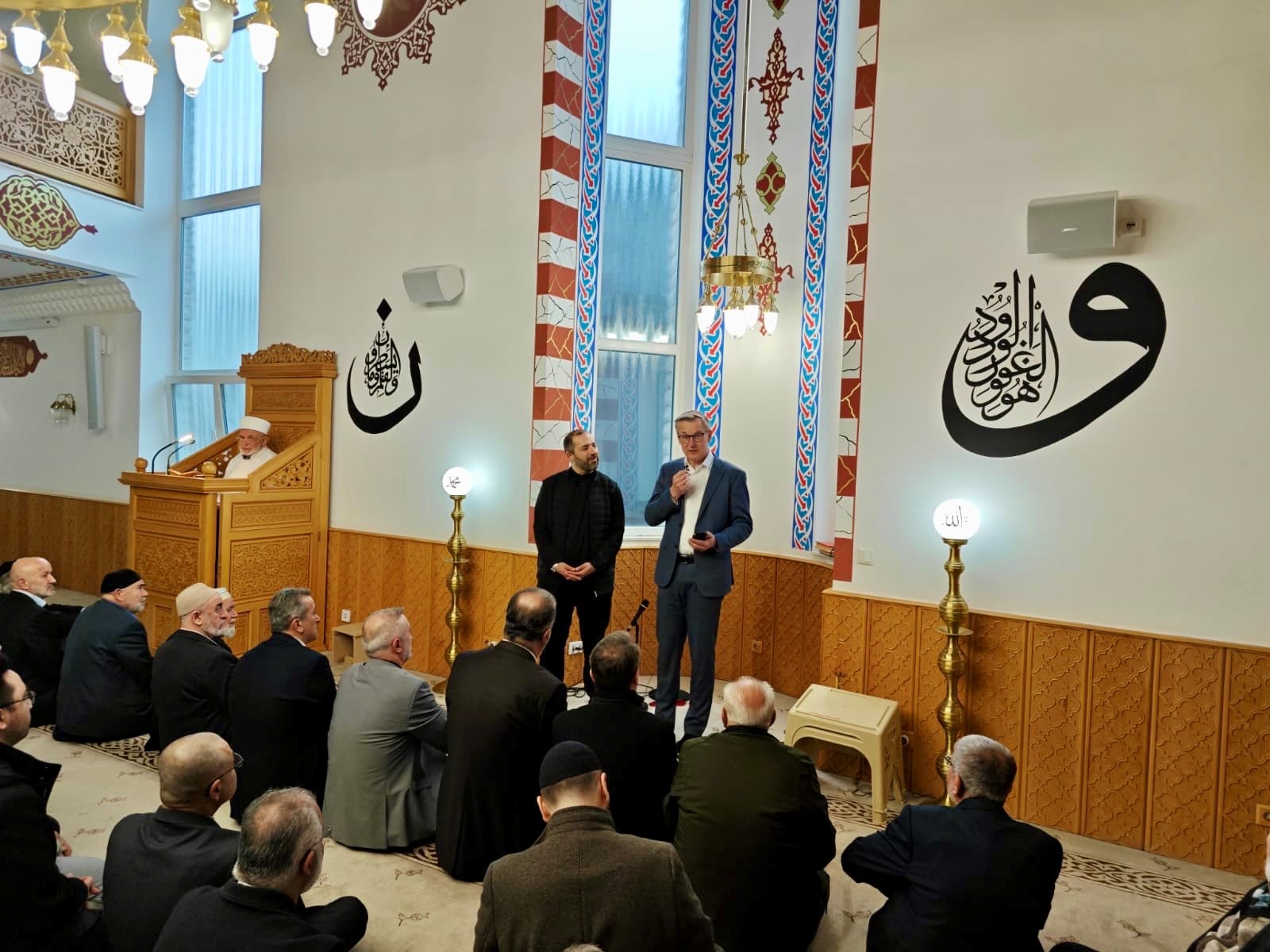 BM Tschersich überbringt in der Islamischen Kulturunion die Grüße der Stadt zum Ramadanfest.