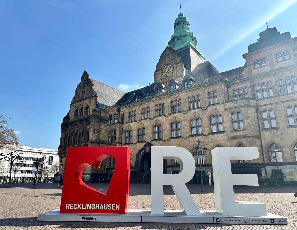 Das 3D-Objekt &bdquo;Love RE&ldquo; vor dem sch&ouml;nsten Rathaus in NRW. Foto: Stadt RE