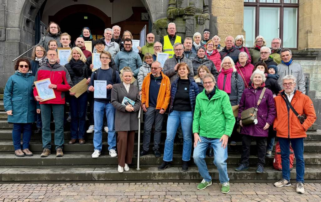 Sieger des Stadtradeln stehen auf der Rathaustreppe