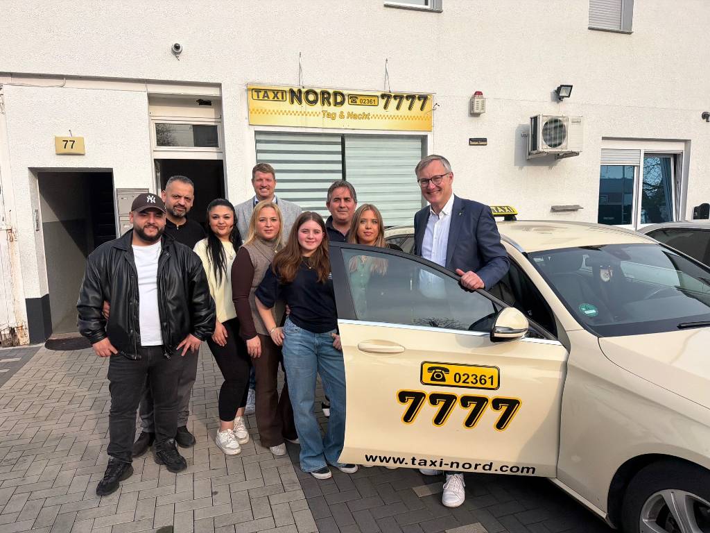 Das Team von Taxi Nord begr&uuml;&szlig;te B&uuml;rgermeister Axel Tschersich und Christian Wi&szlig;ing von der Wirtschaftsf&ouml;rderung auf dem Betriebsgel&auml;nde an der Castroper Stra&szlig;e. Foto: Stadt Recklinghausen