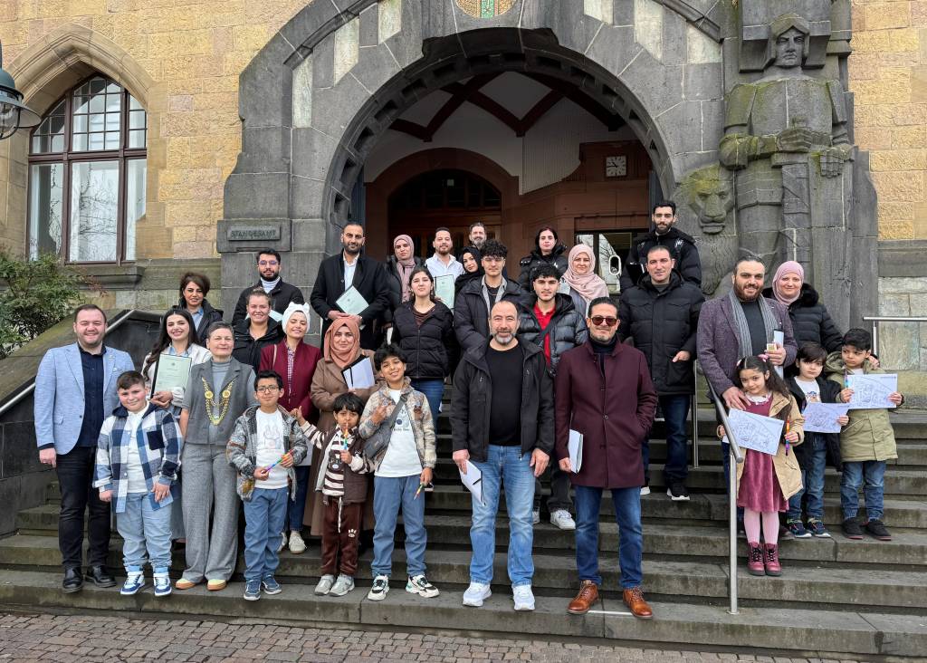 Menschen auf der Rathaustreppe