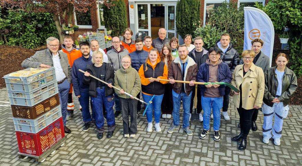 B&uuml;rgermeister Axel Tschersich (l.) besuchte die st&auml;dtischen Auszubildenden, die am &bdquo;Social Day&ldquo; das Tafel-Team um Renata Eifert (hintere Reihe rechts) unterst&uuml;tzten. Mit dabei war auch Sybille Middelmann, Ausbildungsleiterin bei der Stadt Recklinghausen (vorne 2.v.r.). Foto: Michael Richter/SkF