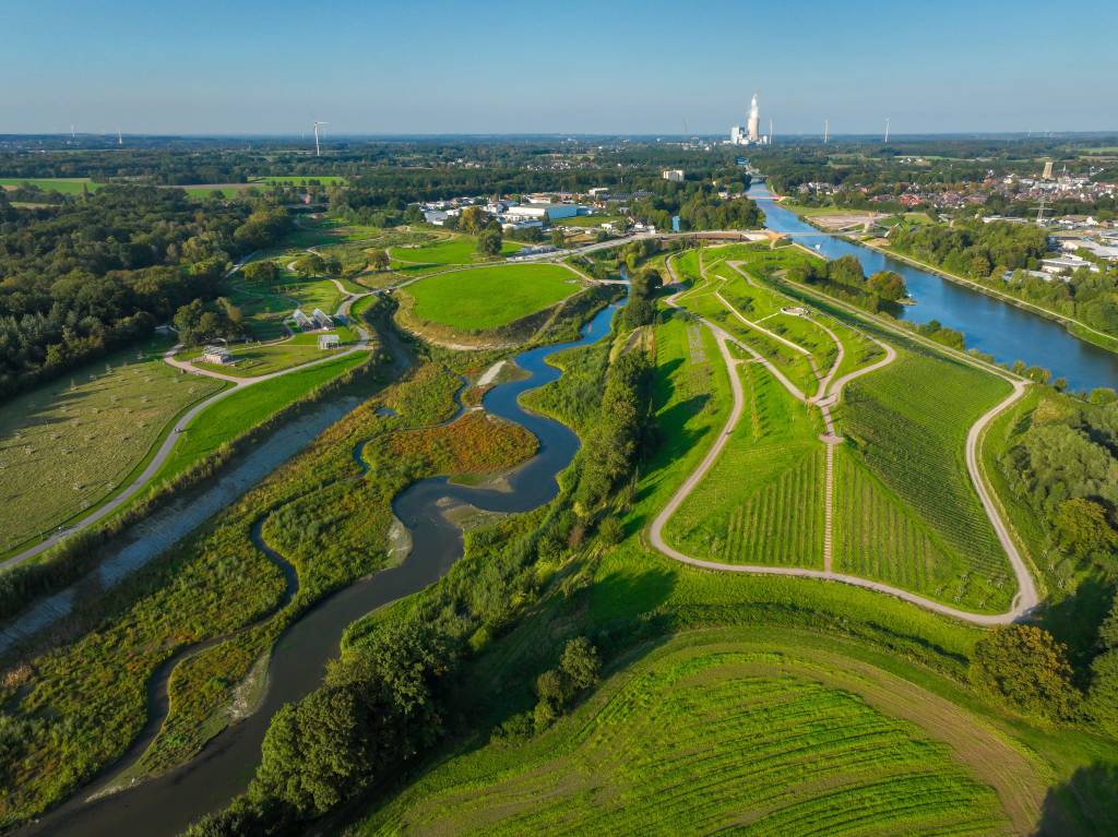 Der Natur- und Wasser-Erlebnis-Park &bdquo;Emscherland&ldquo; aus der Vogelperspektive. Foto: Rupert Oberh&auml;user/EGLV