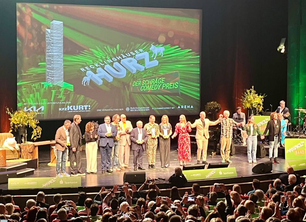 Ob am 21. September wieder alle Beteiligten am Ende des Hurzes wie hier im vergangenen Jahr auf der B&uuml;hne des Theatersaals zusammenkommen, steht noch nicht fest. Sicher ist aber, dass der schr&auml;ge Comedypreis im Ruhrfestspielhaus stattfindet. Der Vorverkauf startet am 15. April. Foto: Stadt RE