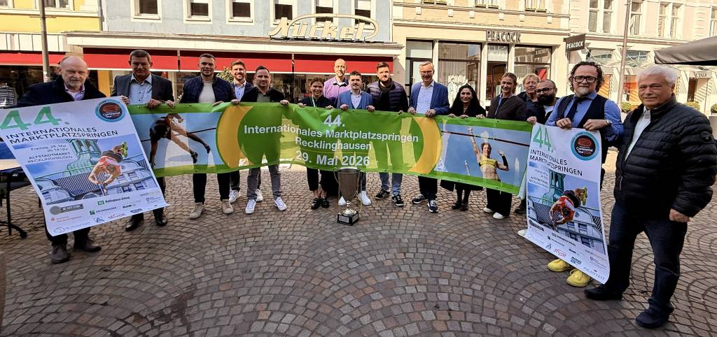 Bild des B&uuml;rgermeisters und des Organisators mit Sponsoren. Foto: Stadt RE