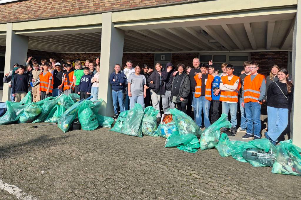 Auch Sch&uuml;ler*innen der Wolfgang-Bochert-Gesamtschule waren beim Fr&uuml;hjahrsputz flei&szlig;ig. Foto: Wolfgang-Borchert-Gesamtschule