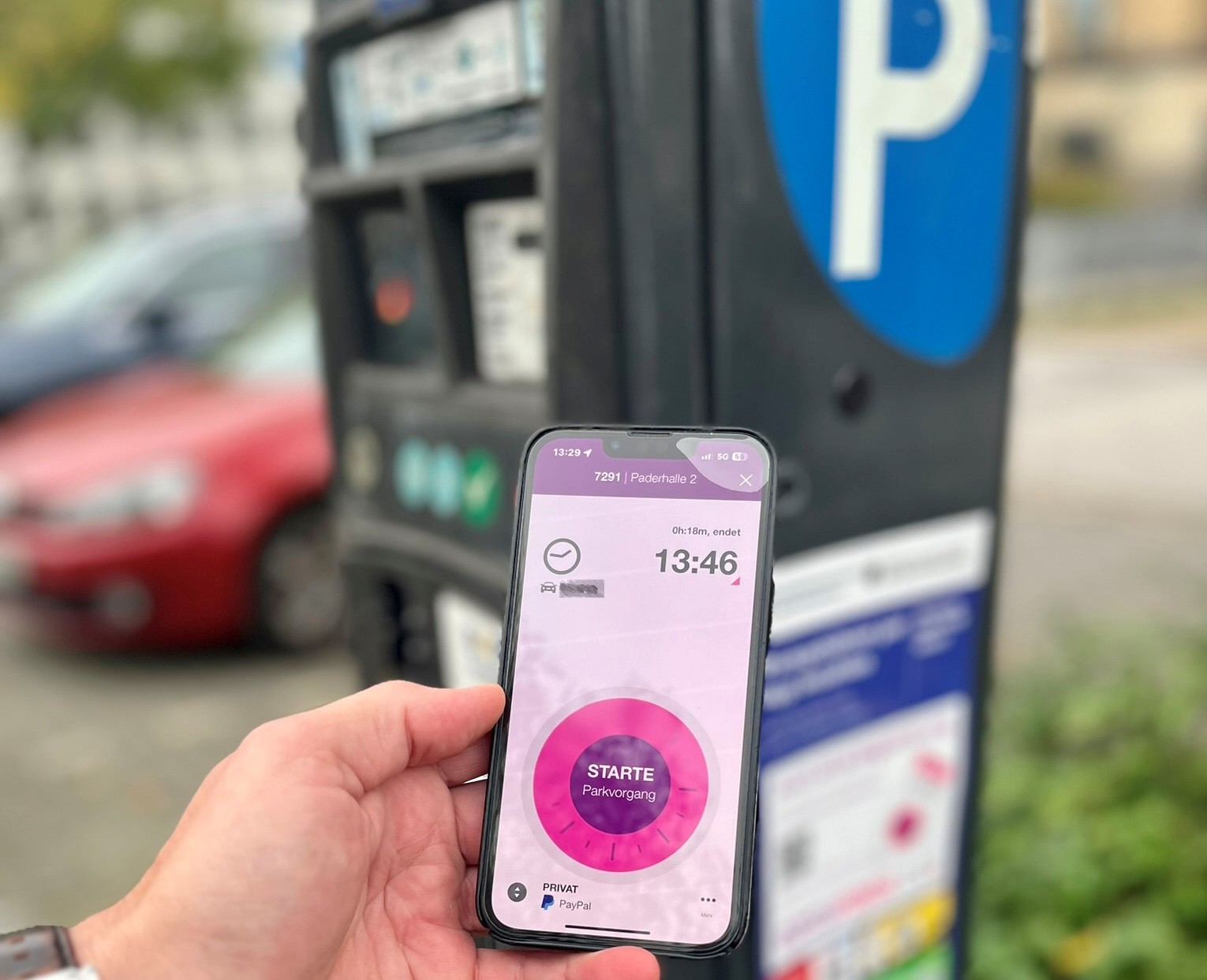 Geparkt werden kann in RE nicht nur per Parkautomat, sondern auch per App. 