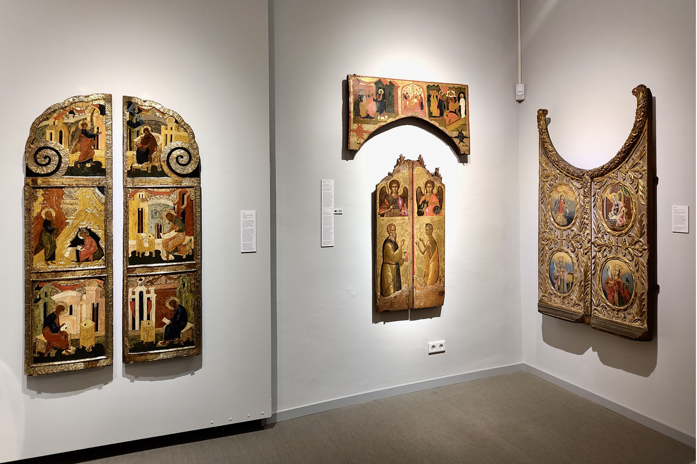 Russische K&ouml;nigst&uuml;r aus dem 16. Jahrhundert (links im Bild), Dauerleihgabe aus Privatbesitz an das Recklingh&auml;user Ikonen-Museum.