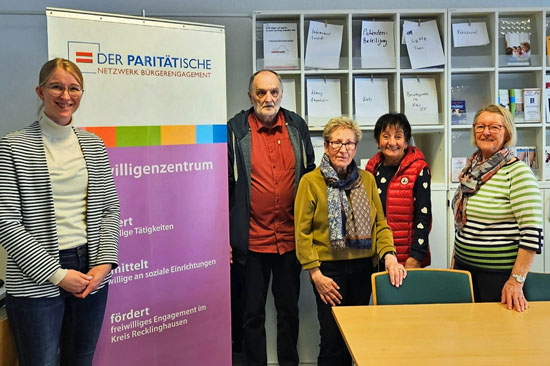 Sabine H&uuml;ffmann (l.) hat sich mit Edmund Gerdes und Teilnehmer*innen des offenen Digital-Treffpunkts ausgetauscht.