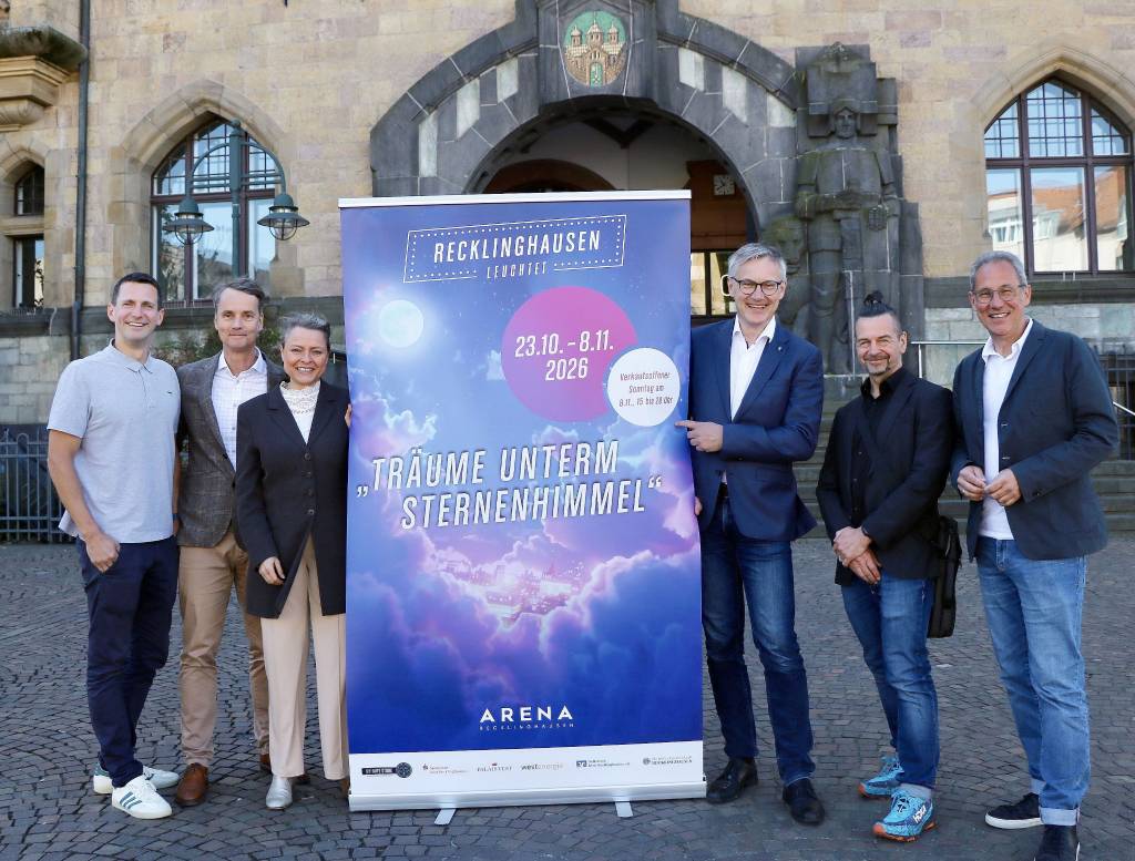 B&uuml;rgermeister Axel Tschersich (3.v.r.) stellte zusammen mit der Ersten Beigeordneten Silke Ehrbar-Wulfen (3.v.l.) und den Veranstaltern Lars Tottmann (r.) und Marius Ebel (l.) von der Arena Recklinghausen GmbH sowie Tom Nassal (2.v.r./Agentur crosscreative) und Georg Gabriel (2.v.l.), dem Leiter des Stadtmarketings, erste Details zum Lichtspektakel &bdquo;RE leuchtet&ldquo; vor. Foto: Stadt RE