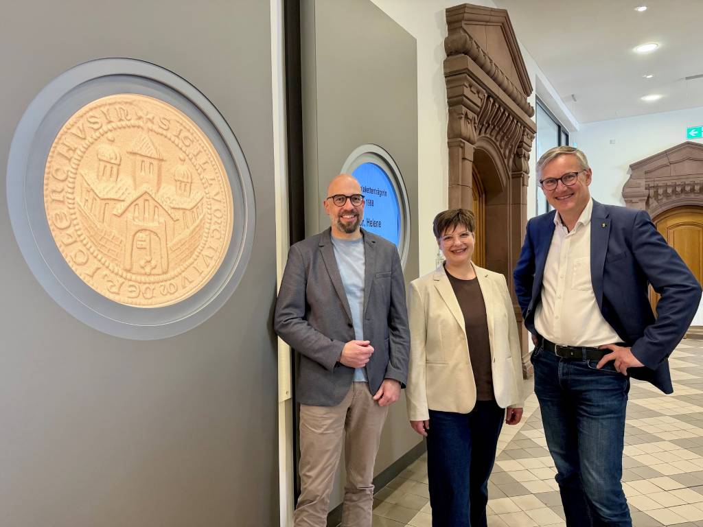Zu einem ersten Austausch trafen sich im Rathaus B&uuml;rgermeister Axel Tschersich (r.) und Fachbereichsleiter Dr. Ansgar Kortenjann mit der neuen VHS-Leiterin Stefanie Schneider. Foto: Stadt RE 