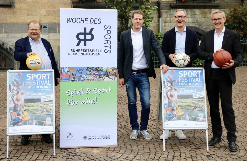 B&uuml;rgermeister Axel Tschersich stellte zusammen mit (v.l.) Sportdezernent Dr. Sebastian Sanders, Daniel Gohrke (Stadtsportverband) und Jochen Sandk&uuml;hler (Fachbereich Bildung und Sport) das Programm der diesj&auml;hrigen &bdquo;Woche des Sports&ldquo; vor. Foto: Stadt RE