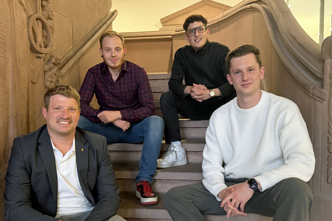 Foto: Christian Wi&szlig;ing (Abteilungsleiter Wirtschaftsf&ouml;rderung) und Niko Prochaska (IT & Digitalisierung) mit den Gr&uuml;ndern Johan Jimi Prinz und Fabian Wallbraun (v. li.). Foto: Stadt RE