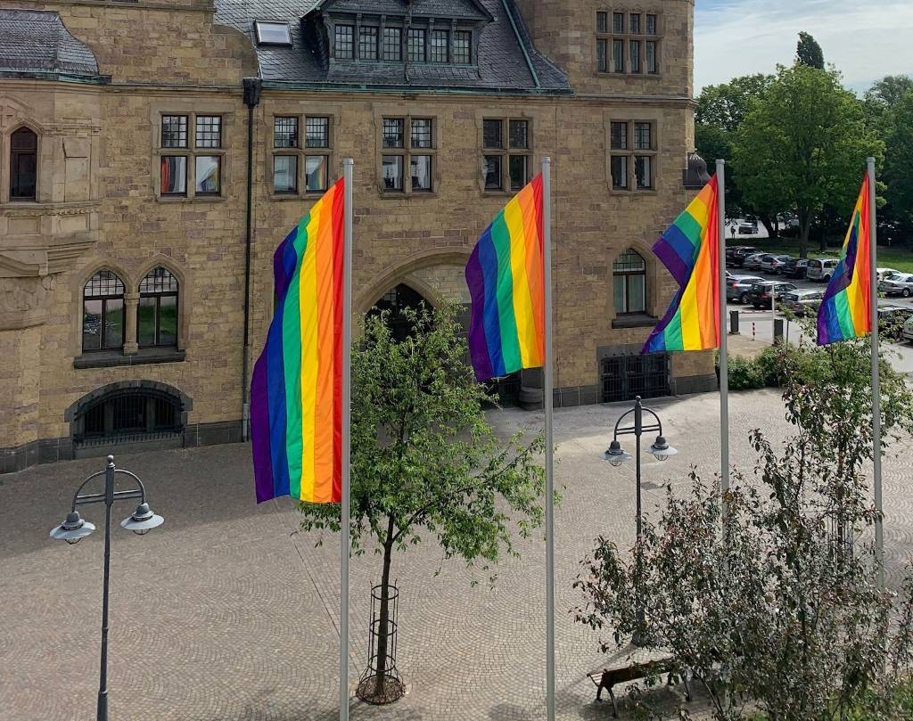 Zwischen dem Rathaus und dem Stadthaus A wehen ab dem 15. Mai wieder Regenbogenflaggen. Foto: Stadt RE 