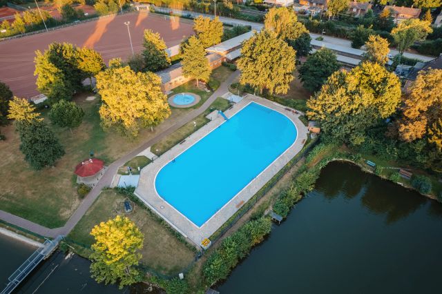 Das Naturfreibad in Suderwich aus der Vogelperspektive. Foto. Marcel Blank/Stadt RE