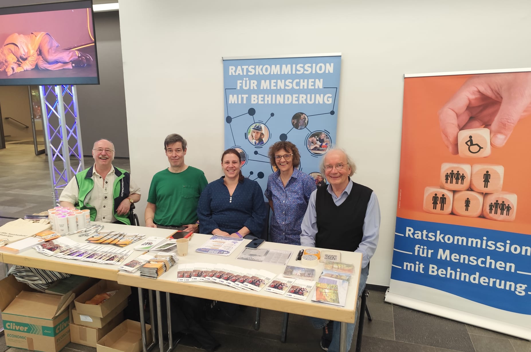 Am Infostand haben Vertreter*innen der einzelnen Verb&auml;nde der Arbeitsgemeinschaft ihre Arbeit pr&auml;sentiert. 