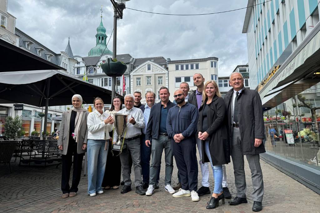 Marktplatzspringen-Cheforganisator Hans Timmermann und Vertreter*innen von Sponsoren. 
