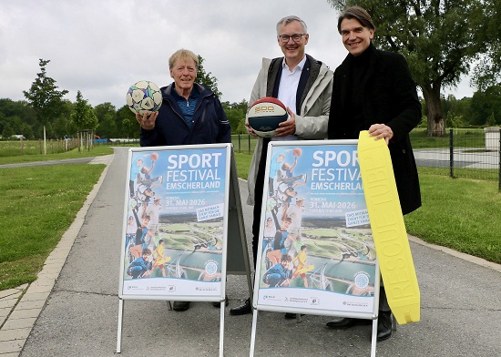 B&uuml;rgermeister Axel Tschersich, Prof. Dr. Uli Paetzel (r./Vorstandsvorsitzender Emschergenossenschaft) und Werner Fimpeler (l./stellv. Vorsitzender des Stadtsportverbands)