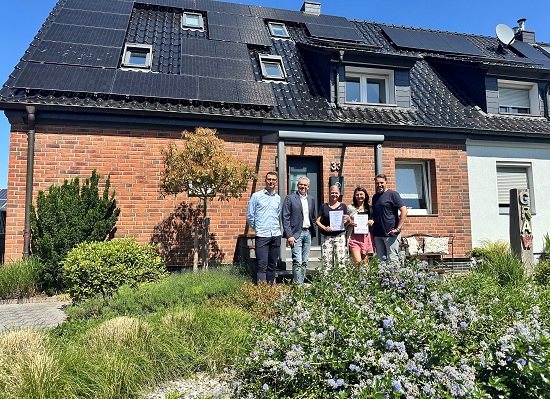 Felix Sprenger, Klimaanpassungsmanager, Dezernent Axel Fritz, Siegerin Linda Graw, Zweitplatzierte Katharina Doyle mit Ehemann Oliver.