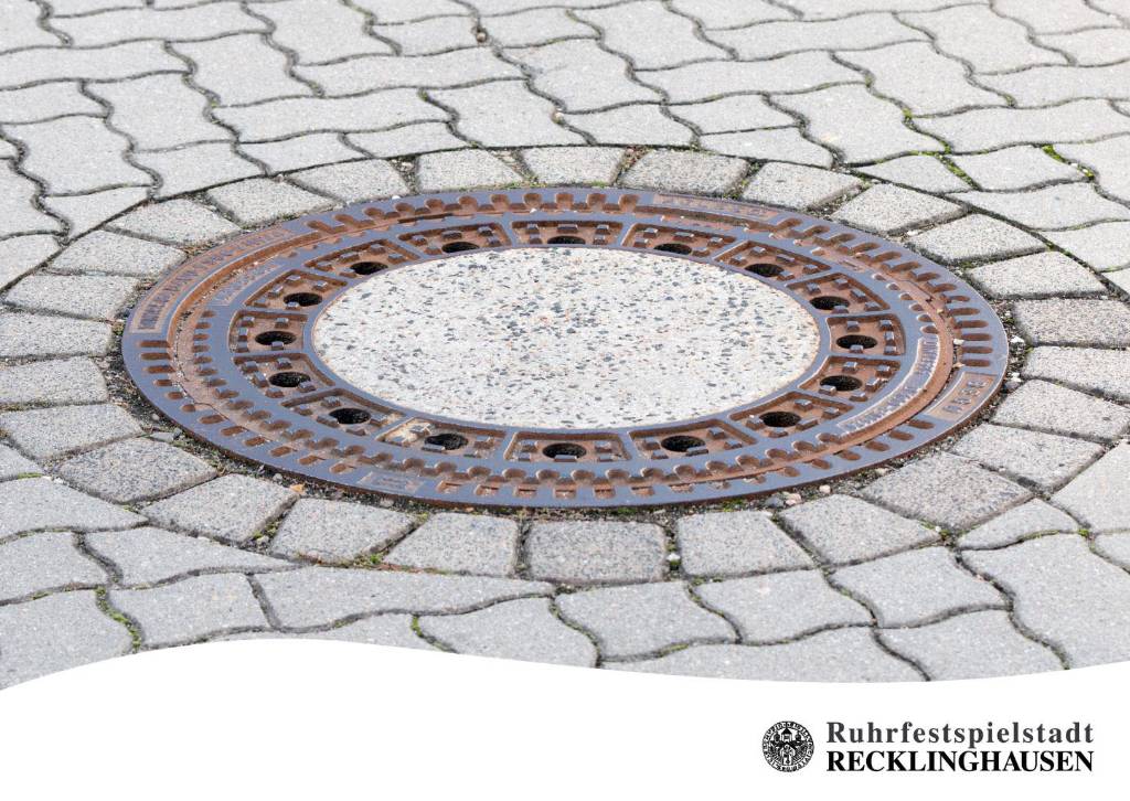Symbolbild: Kanaldeckel zum Thema Kanalsanierung.