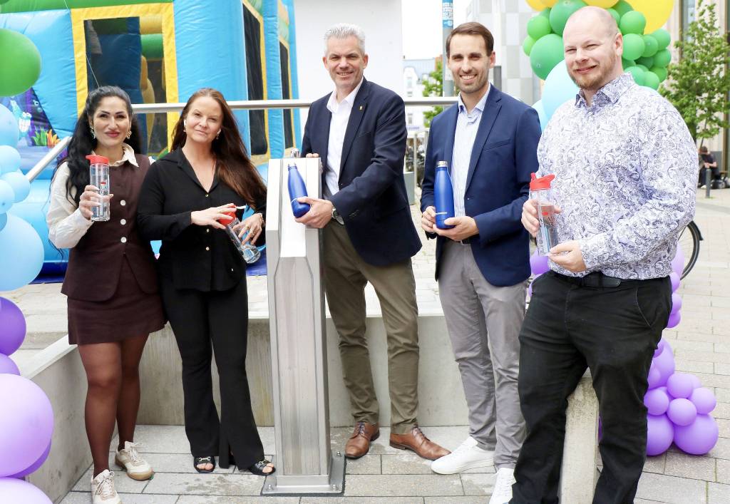 Wasser marsch: Dezernent Axel Fritz (Mitte) weihte den Trinkwasserbrunnen auf dem L&ouml;hrhof am Palais Vest zusammen mit (v.l.) Elif &Uuml;nl&uuml;cay (Centermanagerin des Palais Vest), Michaela Dumitriu (Interra Immobilien AG), Torsten Glei&szlig;ner (Leiter Betriebsdirektion Gelsenwasser AG) und Jonas Schlottmann (Technischer Leiter Palais Vest) ein. Foto: Stadt RE