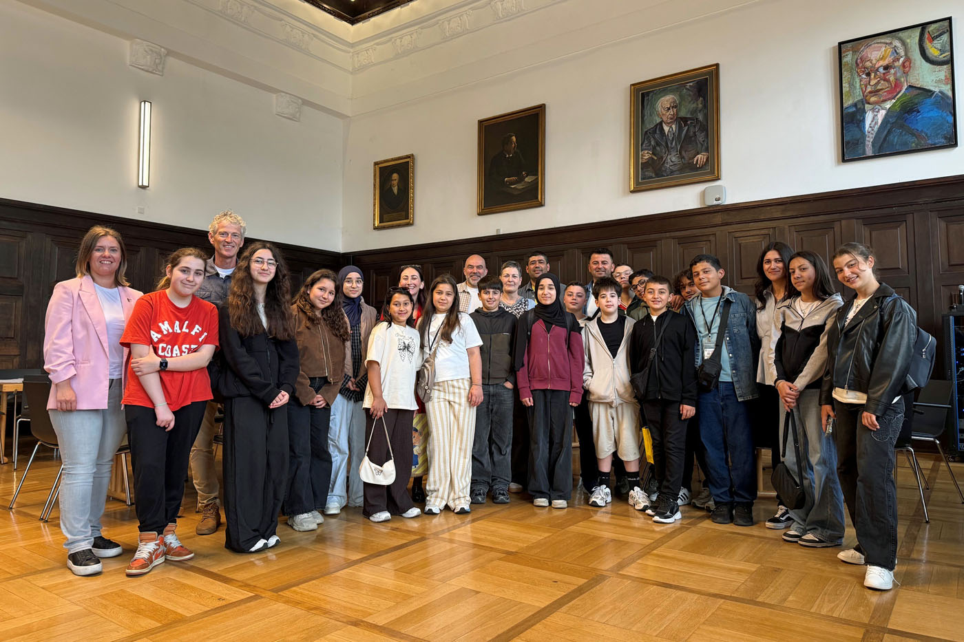 Sch&uuml;ler*innen aus der T&uuml;rkei zu Besuch im Rathaus-Sitzungssaal.