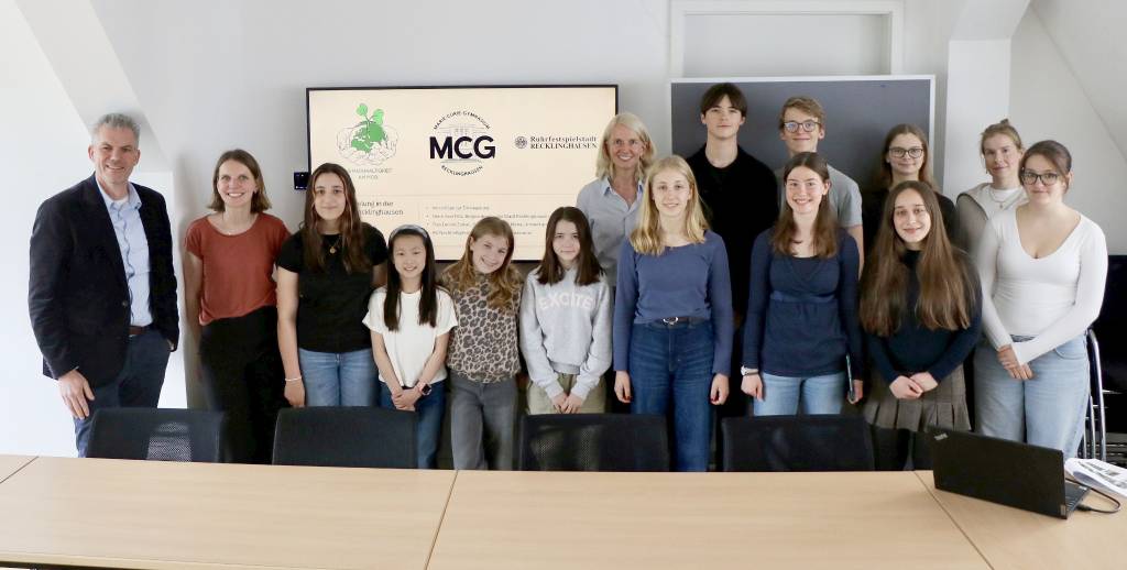 Die Nachhaltigkeits-AG des Marie-Curie-Gymnasiums stellte dem Beigeordneten Axel Fritz (l.) ihre Ideen f&uuml;r mehr Gr&uuml;n in RE vor. Foto: Stadt RE