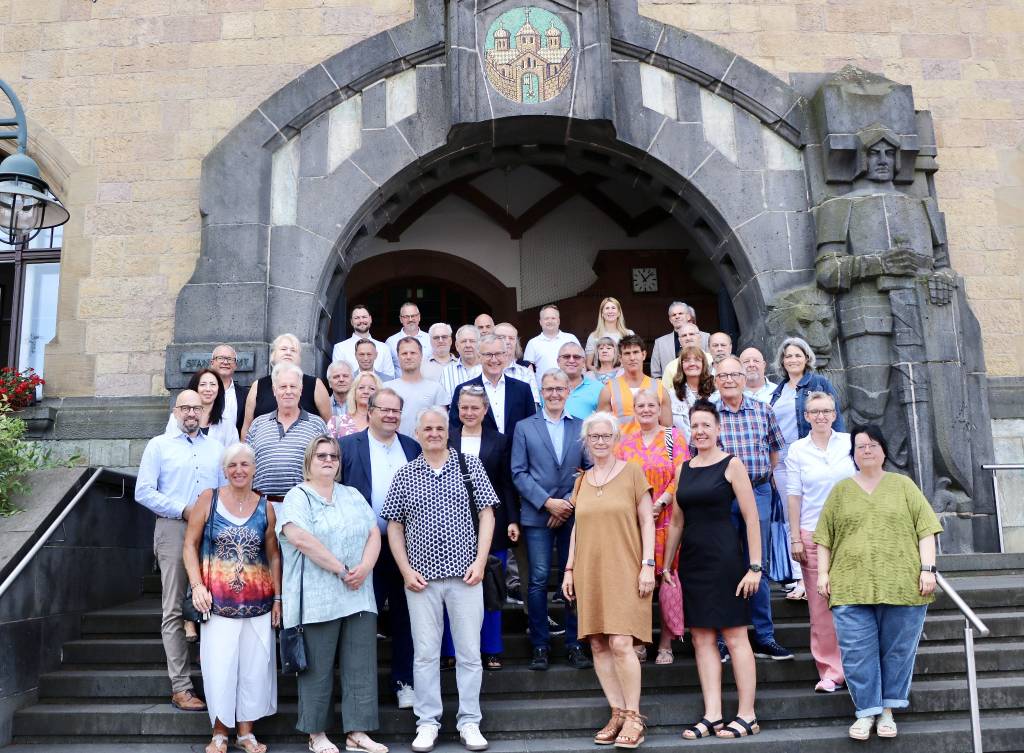 B&uuml;rgermeister Axel Tschersich nahm gemeinsam mit der stellvertretenden Personalratsvorsitzenden Beate Kamburg (vorne rechts) Ehrungen und Verabschiedungen von Mitarbeiter*innen der Stadtverwaltung vor. Foto: Stadt RE