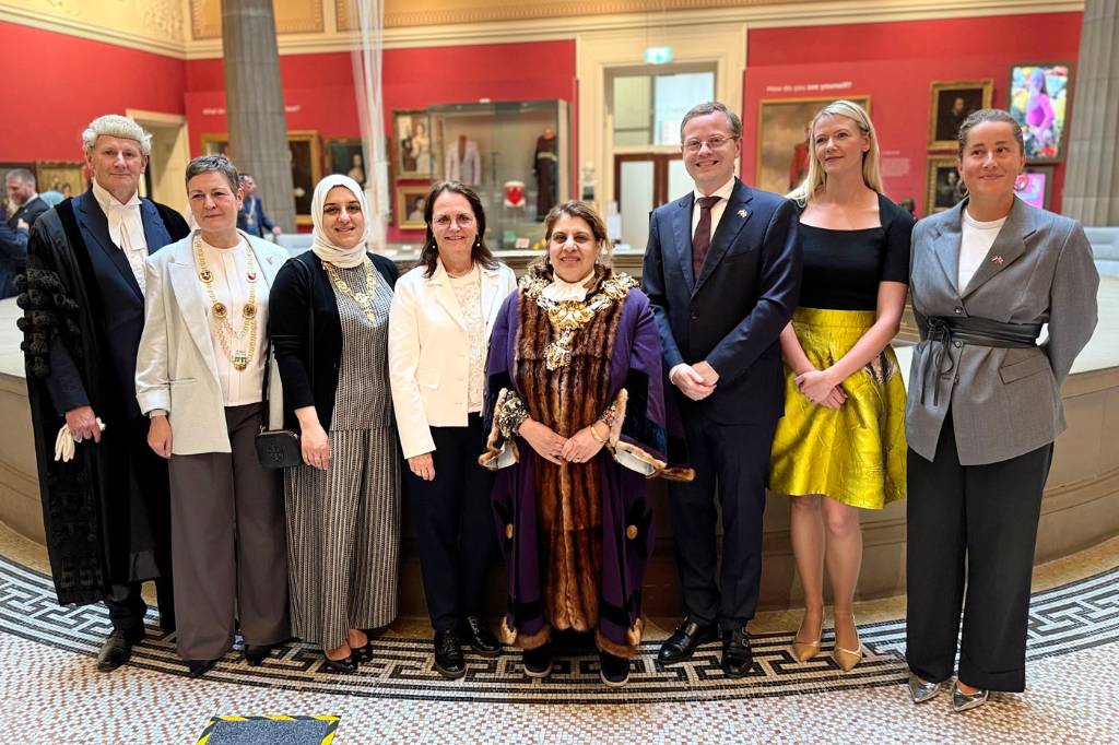 Im Bild (v.li): Chief Executive Adrian Phillips, Claudia Schweppe, Mayoress Uzma Khan, Stephanie Kusmierz, Mayor of Preston Nweeda Khan, Richard Korteland, B&uuml;rgermeister von Almelo (eine weitere Partnerstadt von Preston), sowie dessen Ehefrau Rosa Van Veen und B&uuml;rgermeisterreferentin Else Ten Hove im Harris Museum in Preston. Foto: Stadt RE