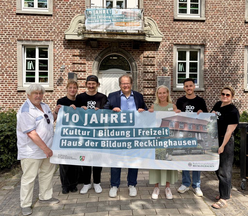 Sie feierten das zehnj&auml;hrige Bestehen des Hauses der Bildung am Neumarkt (v.l.): Udo Skapski (CDU S&uuml;d), Yula Ritter, Gerridt D&ouml;ller (beide Fachbereich Kinder, Jugend und Familie), Dezernent Dr. Sebastian Sanders, Stadtbibliotheks-Leiterin Sandra Hilse, Marco Surmann und Yvonne Sibbe (beide Fachbereich Kinder, Jugend und Familie). Foto: Stadt RE