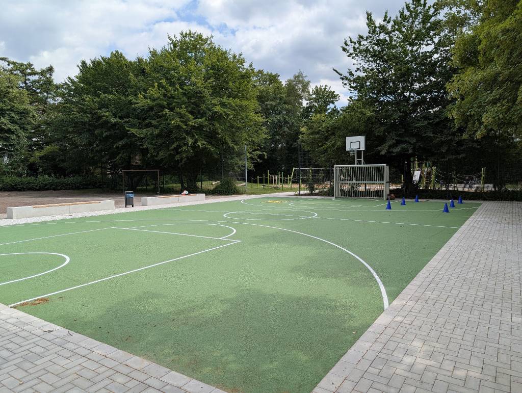 Bei den Umbauma&szlig;nahmen entstand unter anderem dieses moderne Kleinspielfeld. Foto: Stadt RE
