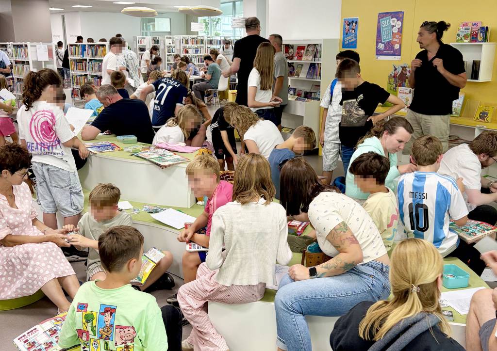 Gro&szlig;er Andrang herrschte in der Stadtbibliothek bei der ersten Fu&szlig;ballbilder-Tauschb&ouml;rse. Foto: Stadt RE