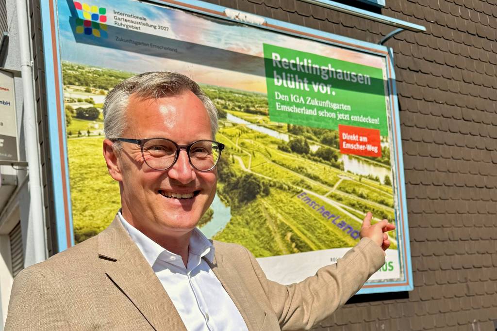 B&uuml;rgermeister Axel Tschersich wirbt f&uuml;r einen Besuch des Natur- und Wasser-Erlebnis-Parks Emscherland sowie der IGA 2027. Foto: Stadt RE