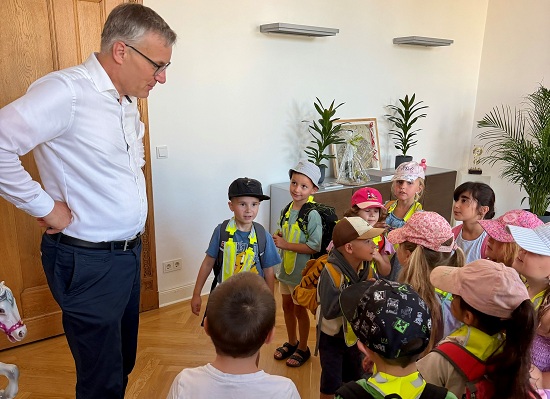 Vorschulkinder der Kita Maybacher Heide und B&uuml;rgermeister Axel Tschersic