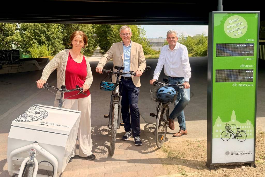 B&uuml;rgermeister Axel Tschersich (Mitte), Dezernent Axel Fritz und Cornelia Mealing (Projektleiterin &bdquo;Mobilit&auml;tswende&ldquo;) bei der Stadt Recklinghausen testen die &bdquo;Fahrrad-Dauerz&auml;hlstelle&ldquo; auf der Allee des Wandels unter der Autobahn-Br&uuml;cke an der Friedrich-Ebert-Stra&szlig;e. Foto: Stadt RE 
