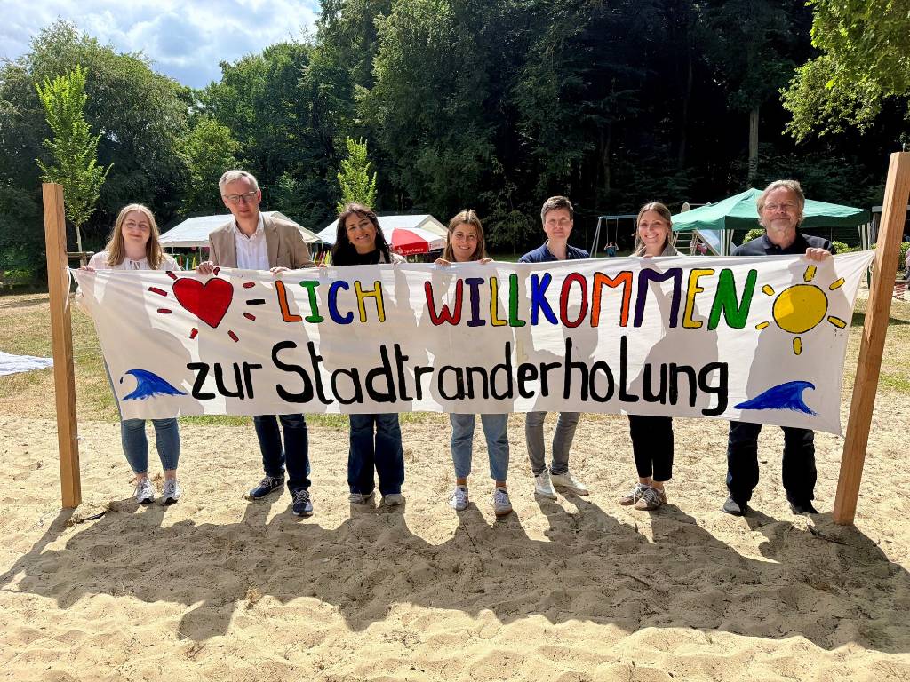 B&uuml;rgermeister Axel Tschersich (2. V. l.) suchte bei seinem Besuch der Stadtranderholung auch den Austausch mit Pia Kowatsch, Vanessa Stadtkowitz, Ann-Katrin Purck, Joelle Pelster, Christina Achenbach und Michael Gro&szlig; (v. l.). Foto: Stadt RE