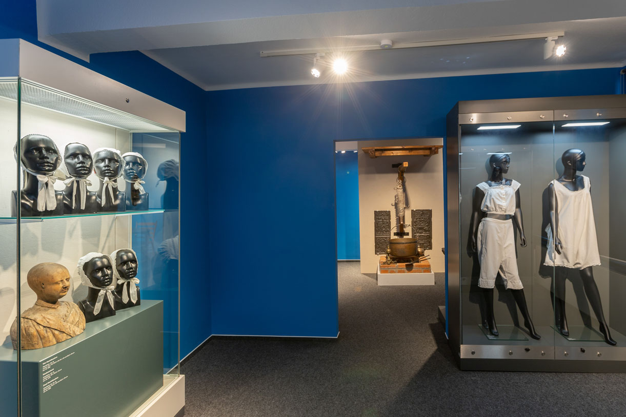 Blick in die stadtgeschichtliche Ausstellung im Institut f&uuml;r Stadtgeschichte. Das Foto zeigt alte Kleidungsst&uuml;cke. Foto: Nowaczyk