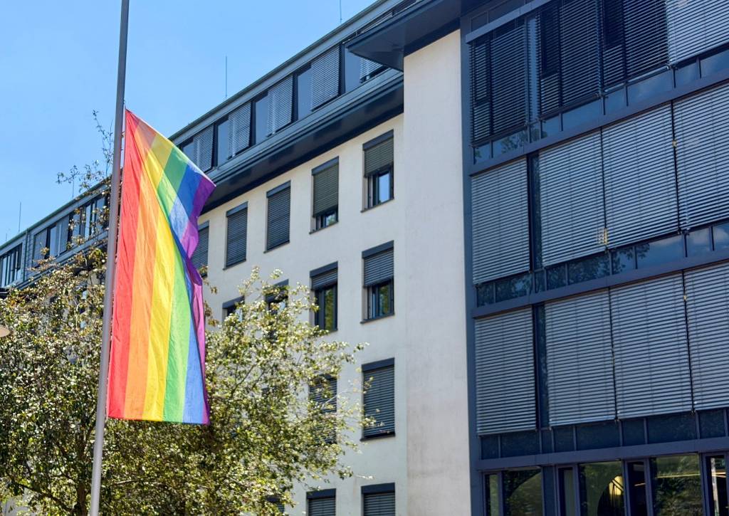 Die Regenbogenflagge weht am Stadthaus A