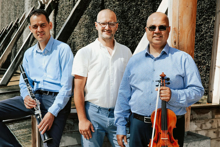 Das Jassiko-Trio spielt auf dem Hof des Petrinum-Gymnasiums.