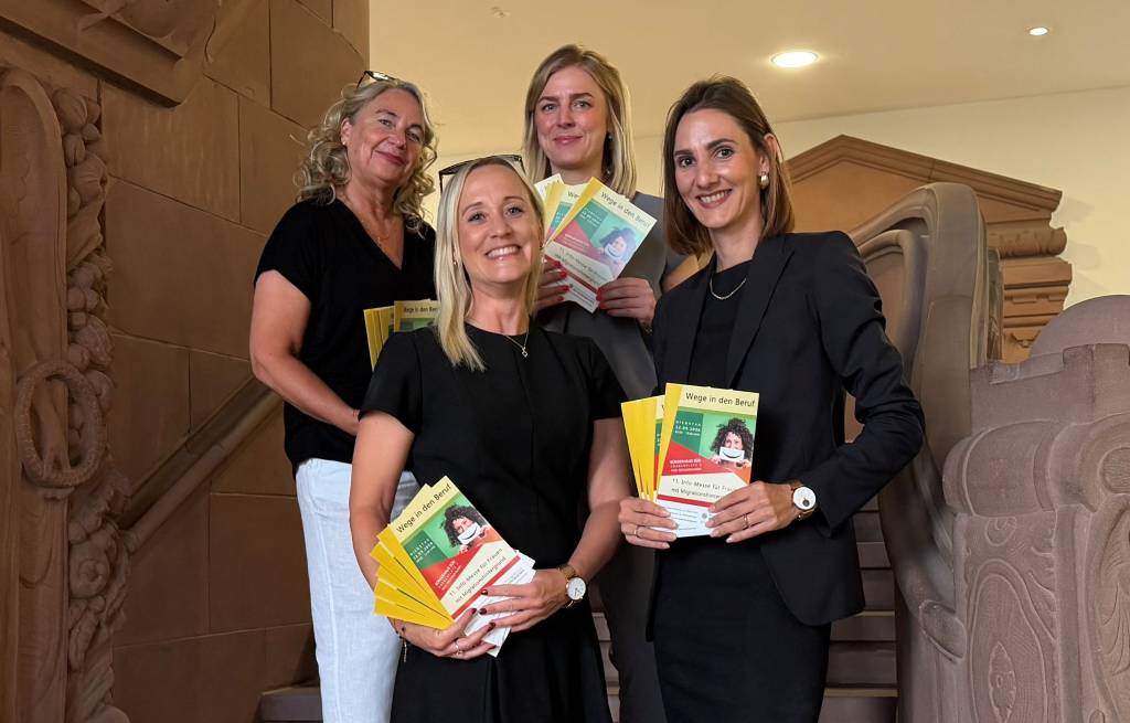(von links nach rechts) Manuela Seifert (Jobcenter Kreis Recklinghausen), Stefanie von Scherenberg (Bundesagentur f&uuml;r Arbeit), Katharina Hans (Gleichstellungsstelle der Stadt Recklinghausen) und Sarah G&ouml;ckener (Bildungszentrum des Handels). Foto: Stadt RE   