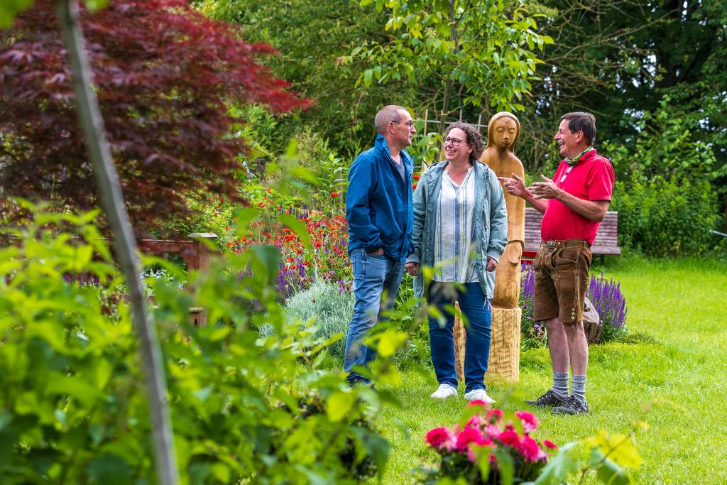 Das Erlebnis verschiedenster Gartenwelten und den Erfahrungsaustausch im Gespr&auml;ch mit Gleichgesinnten sch&auml;tzen die Besucher*innen der &bdquo;Offenen Gartenpforte&ldquo;, hier im Juni 2026, besonders. Foto: IGA 2027/Sascha Kreklau
