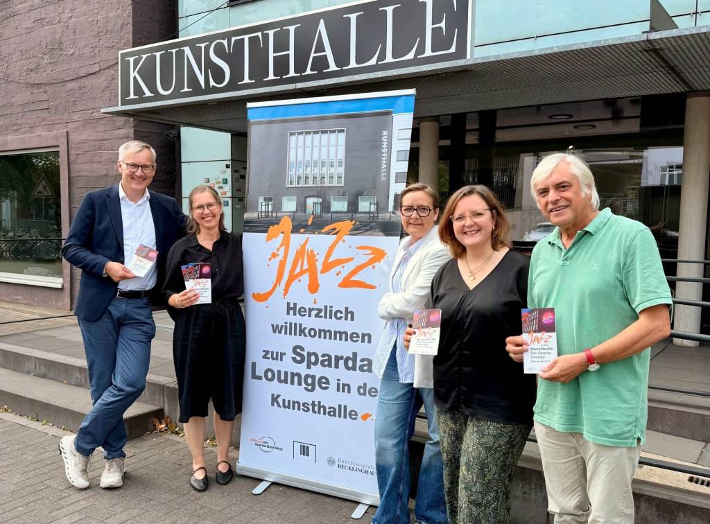 Sie freuen sich schon auf die neue Saison von &bdquo;Jazz in der Kunsthalle&ldquo;: (v.l.) B&uuml;rgermeister Axel Tschersich, Kerstin Weber von der Kunsthalle, Katrin Jubitz, Leiterin des Fachbereichs Kultur bei der Stadt Recklinghausen, Korinna Krumpholz von der Stiftung der Sparda-Bank West und der k&uuml;nstlerische Leiter Ingo Marmulla. Foto: Stadt RE 