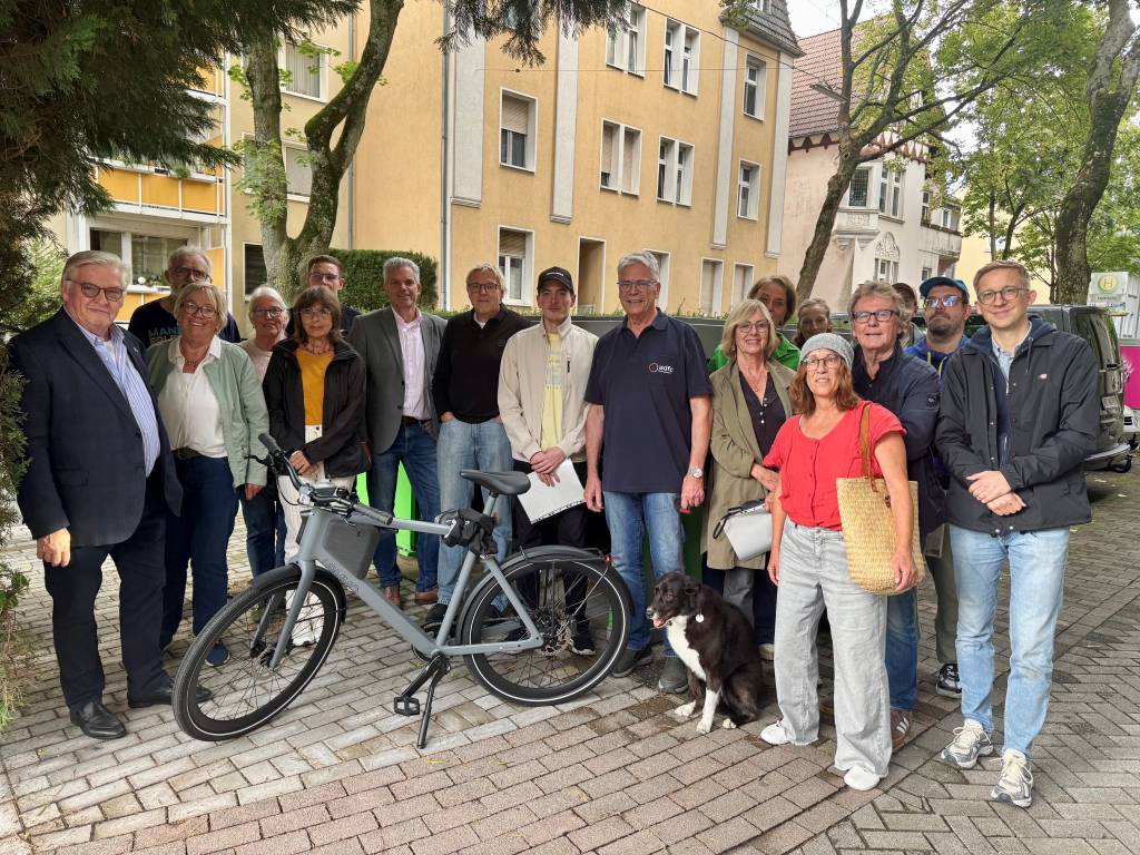 Menschen vor der Fahrradgarage