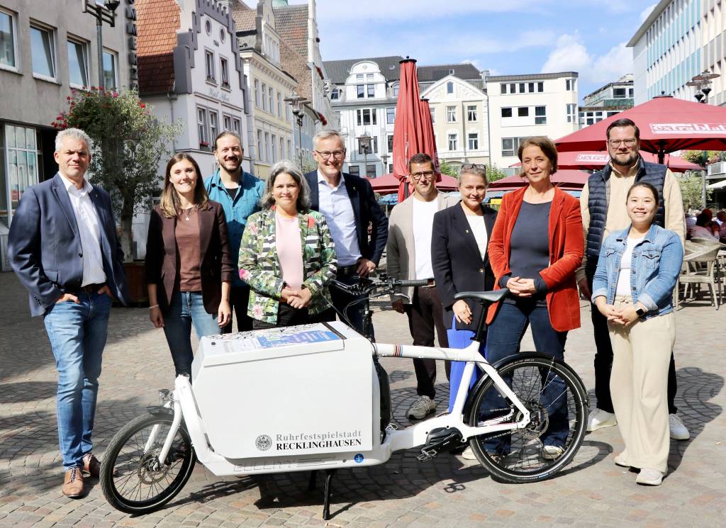 (v.l.) Dezernent Axel Fritz, Isabel Siewka (KSR), Sebastian Spindeler (KSR), Dezernentin Christina Kutschaty, B&uuml;rgermeister Axel Tschersich, Markus Rengel (KSR), die Erste Beigeordnete Silke Ehrbar-Wulfen, Cornelia Mealing (Mobilit&auml;t), Altstadtmanager Sebastian H&ouml;ber und Natalie Nowak (Stadtentw&auml;sserung). Foto: Stadt RE  