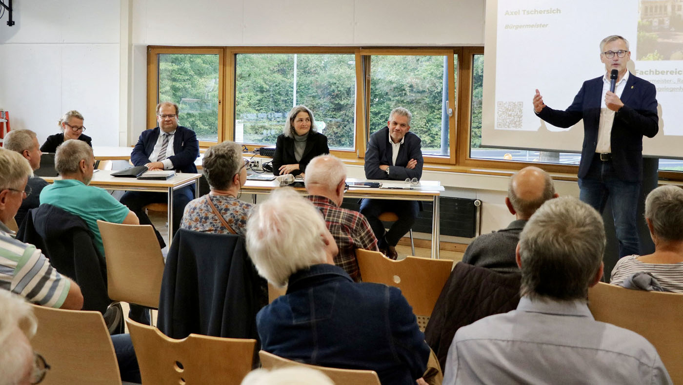 B&uuml;rgermeister Axel Tschersich (re.) und die Dezernent*innen (v.li.) Silke Ehrbar-Wulfen, Dr. Sebastian Sanders, Christina Kutschaty und Axel Fitz. Foto: Stadt RE