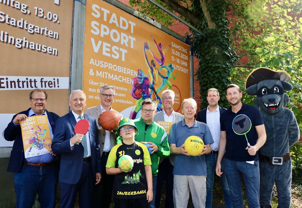 (v.l.) Sportdezernent Dr. Sebastian Sanders, Guido Twachtmann (Sparkasse Vest RE), B&uuml;rgermeister Axel Tschersich, Max und Ralf Glinka (Zauberbande ETG Recklinghausen), Martin Miezal (Sportausschuss-Vorsitzender), Werner Fimpeler (stellv. Vorsitzender des StadtSportVerbands), Daniel Gohrke (Organisator StadtSportVerband), Markus Droste (Westenergie) und Primus I., das Maskottchen der Deutschen Fechtsportjugend. Foto: Stadt RE