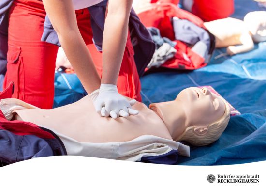 Symbolfoto: Training der Herz-Lungen-Massage bei einem Erste-Hilfe-TRaining. 
